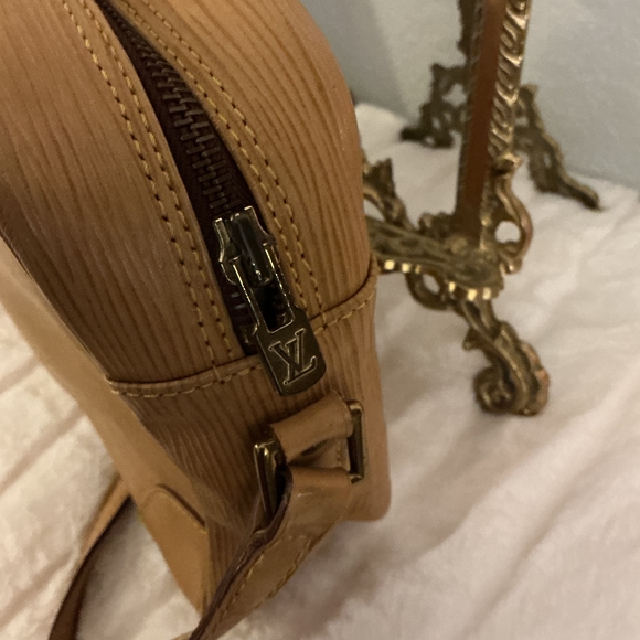 Louis Vuitton Brown Leather Shoulder Bag - Picture 4 of 7